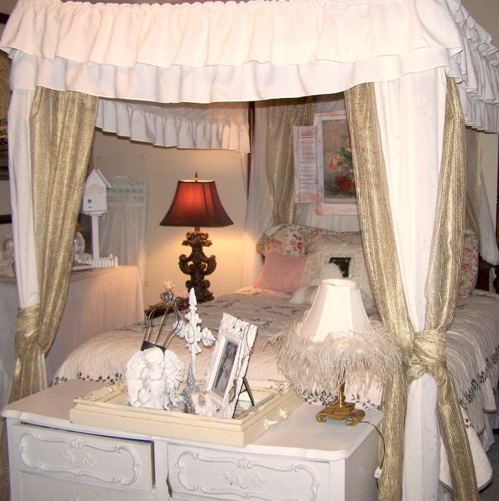 Bedroom , 6 Shabby Chic Bedrooms Idea : Am Dying To Paint Those Lamps White And Change The Shades...