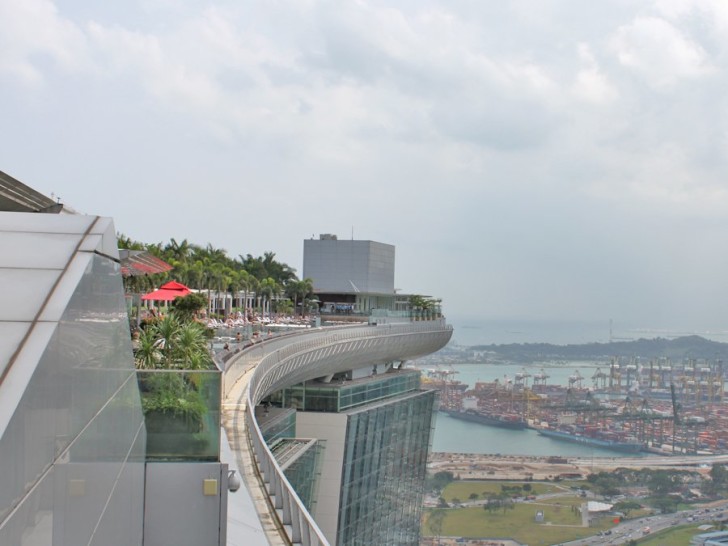 Apartment , Marina Bay Sands Infinity Pool – Awesome! : From The Edge Of The Skypark You Can See How The Entire Pool Curves
