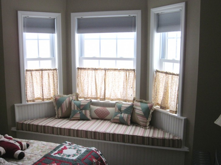 Living Room , 7 Awesome Drapery ideas for bay windows : Bay Window