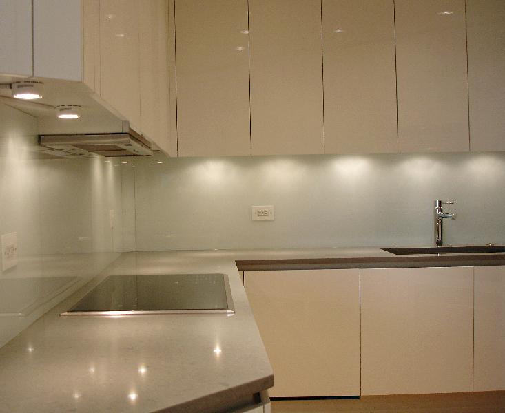 733x600px 8 Good Back Painted Glass Backsplash Picture in Kitchen