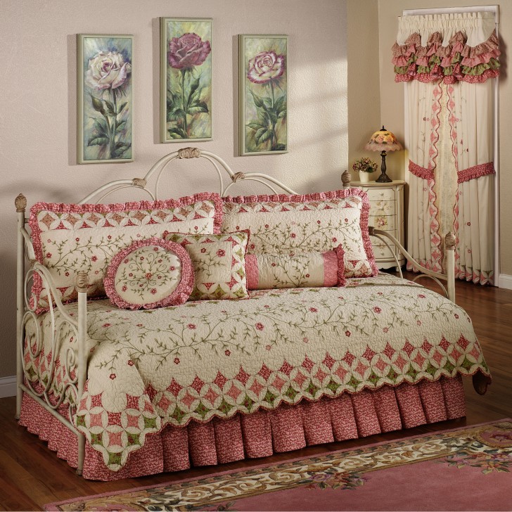Bedroom , 7 Nice Daybed bedding : Garden Daybed Bedding Set