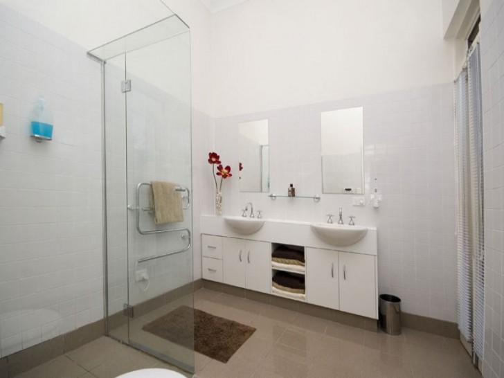 Bathroom , 11 Superb Bathrooms designs for small spaces : Bathroom Designs Pictures For Small Spaces